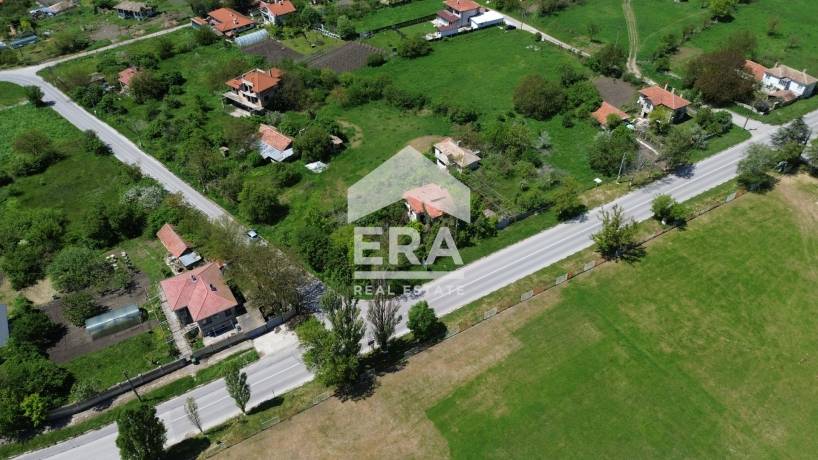 Ексклузивен урегулиран поземлен имот за продажба, с двуетажна къща, ток и вода, до стадиона в с. Аврен, обл. Варна