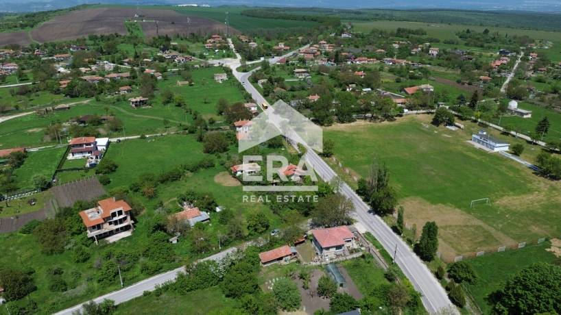 Ексклузивен урегулиран поземлен имот за продажба, с двуетажна къща, ток и вода, до стадиона в с. Аврен, обл. Варна