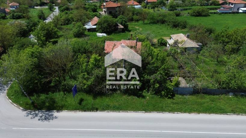 Ексклузивен урегулиран поземлен имот за продажба, с двуетажна къща, ток и вода, до стадиона в с. Аврен, обл. Варна