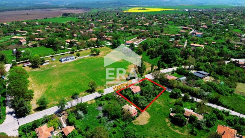 Ексклузивен урегулиран поземлен имот за продажба, с двуетажна къща, ток и вода, до стадиона в с. Аврен, обл. Варна