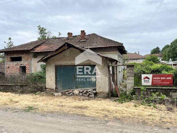 ЕКСКЛУЗИВНО! Двуетажна къща с гараж и голям двор в с. Старо село в близост до Тутракан