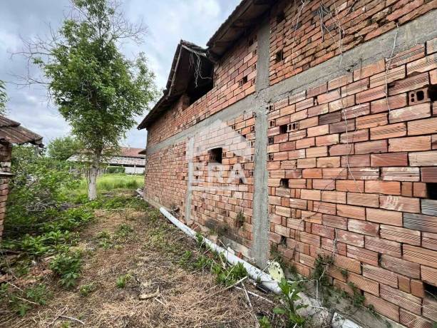 ЕКСКЛУЗИВНО! Двуетажна къща с гараж и голям двор в с. Старо село в близост до Тутракан