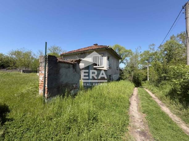 САМО В ЕРА Имоти Хасково! Къща с голям парцел в с. Върбица, обл. Хасково