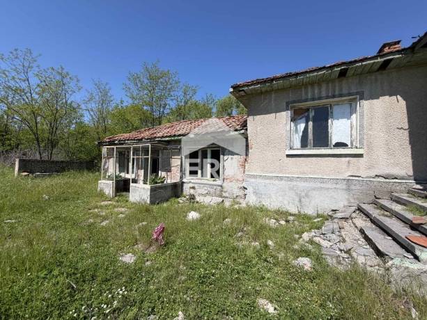 САМО В ЕРА Имоти Хасково! Къща с голям парцел в с. Върбица, обл. Хасково