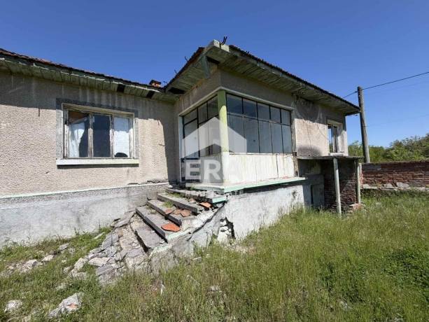 САМО В ЕРА Имоти Хасково! Къща с голям парцел в с. Върбица, обл. Хасково