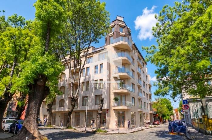 Слънчево двустайно ателие със зелени гледки в емблематична сграда в центъра