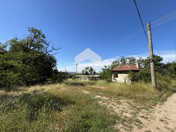 Урегулиран поземлен имот за продажба, със законна постройка, в м-т Боровец Север, Варна, на 20 м от асфалтов път