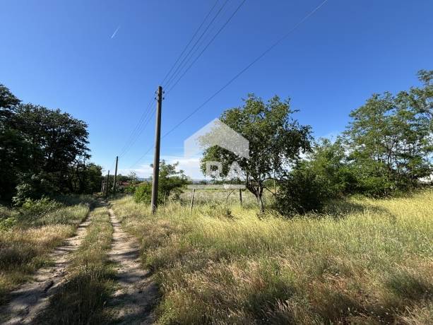 Урегулиран поземлен имот за продажба, със законна постройка, в м-т Боровец Север, Варна, на 20 м от асфалтов път