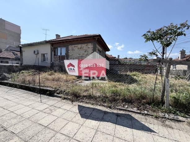 Ексклузивно от EРA Дръстър! Къща с двор за ремонт в района на „Трите бъчви“, кв. Изток, гр. Силистра!