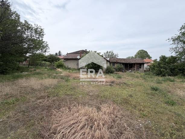 ЕКСКЛУЗИВНО от ЕРА Дръстър – Просторна къща с голям двор в центъра на с. Сребърна!