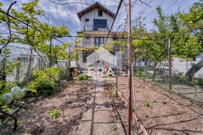 Многофамилна къща в централната част на гр. Каварна, в близост до плажа