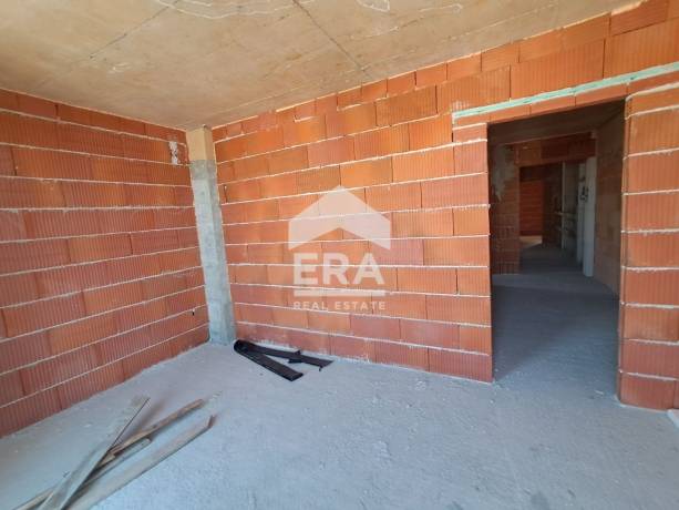 Тристаен апартамент за продажба, с голяма дневна, в новострояща се луксозна сграда с Акт 14, жк Кайсиева градина, Варна, до Хипермаркет Алати