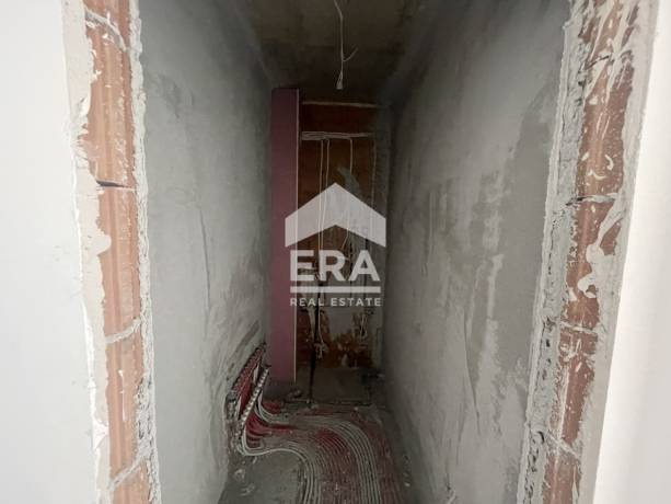 ERA Тера предлага за продажба тристаен апартамент в новостроящ се затворен комплекс с акт 15 в м. Гърдова глава.