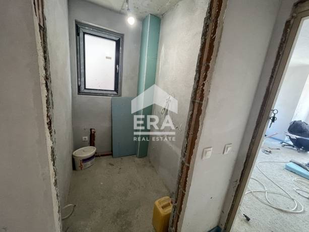 ERA Тера предлага за продажба тристаен апартамент в новостроящ се затворен комплекс с акт 15 в м. Гърдова глава.