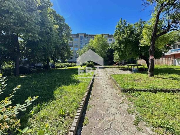 Тристаен апартамент за продажба в Център, Добрич