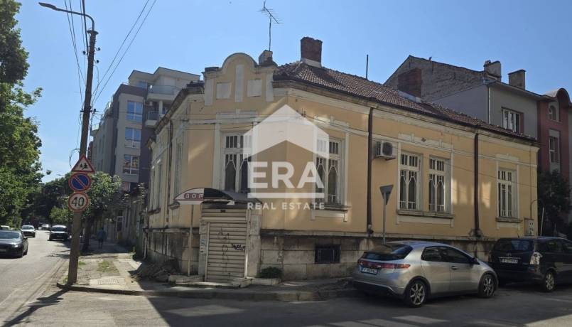 Двуетажна къща в Широк център
