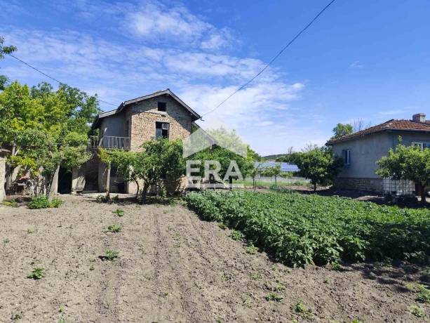 Къща с голям двор за продажба в гр. Суворово.