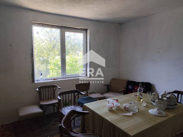 Къща с голям двор за продажба в гр. Суворово.