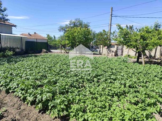 Къща с голям двор за продажба в гр. Суворово.