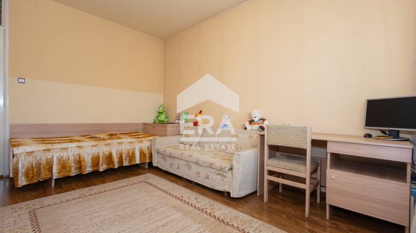 Тристаен апартамент за продажба в кв. Оборище, София