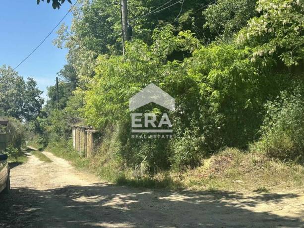 Урегулиран поземлен имот за продажба, с две едноетажни законни сгради, ток, вода и канализация, на ул. Праскова в кв. Изгрев, Варна, на 700 м от главен път