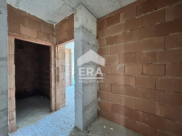 Тристаен апартамент за продажба в кв. Кайсиева градина, Варна
