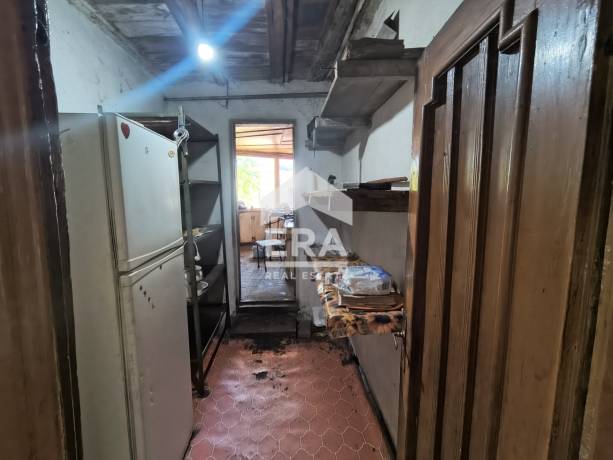 Къща с гараж и двор в с. Поликраище