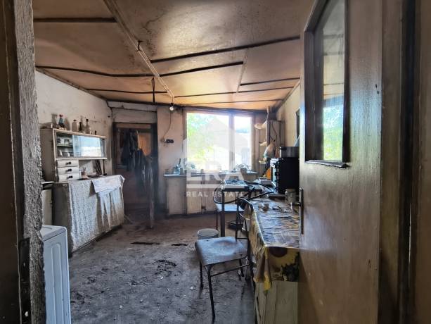 Къща с гараж и двор в с. Поликраище