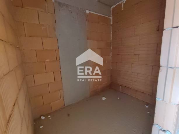 Тристаен ексклузивен апартамент за продажба, с голяма дневна и морска панорама, в новострояща се сграда Либра, в района на кв. Трошево, Варна