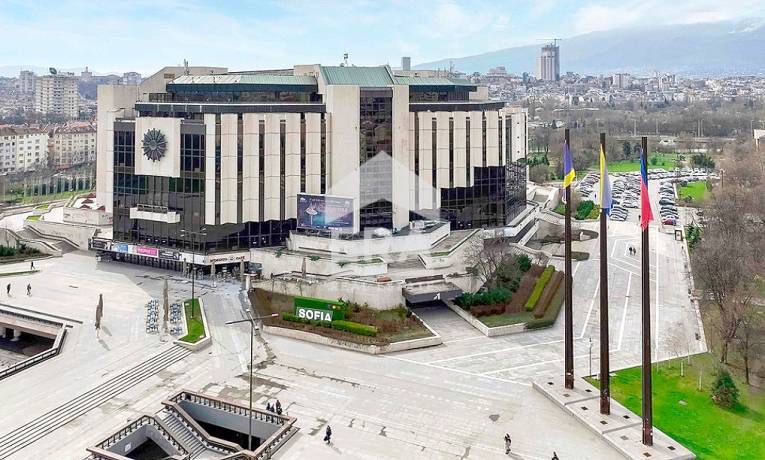 ERA Фамилия отдава под наем луксозен двустаен апартамент до НДК