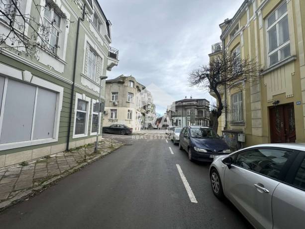 Бизнес имот под наем в кв. Операта, Варна
