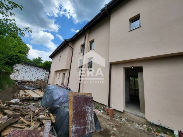 Редова къща за продажба в Лозен, София