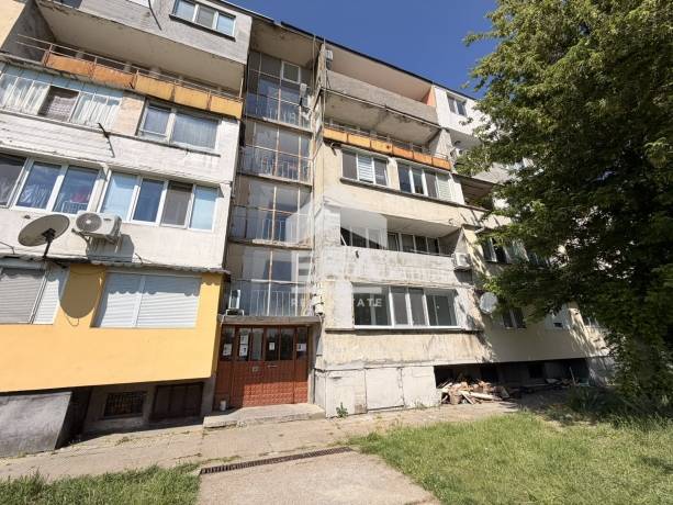 ЕКСКЛУЗИВНО! ЕРА Дръстър предлага за продажба двустаен тухлен апартамент до ресторант „Queen“ в кв. Деленки, с. Айдемир!