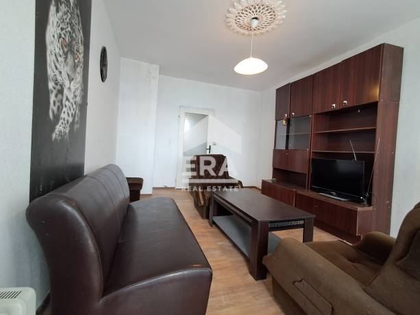 Тристаен панелен апартамент за продажба, с отделна Г-образна кухня, в кв. Възраждане 1, Варна, в близост до Комина