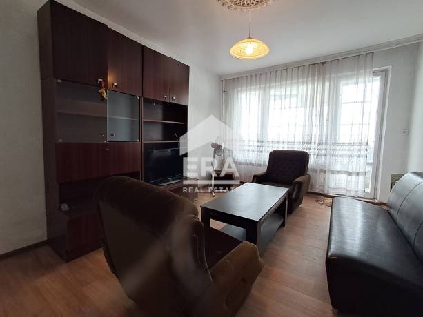 Тристаен панелен апартамент за продажба, с отделна Г-образна кухня, в кв. Възраждане 1, Варна, в близост до Комина