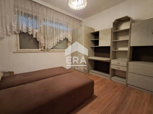 Тристаен панелен апартамент за продажба, с отделна Г-образна кухня, в кв. Възраждане 1, Варна, в близост до Комина