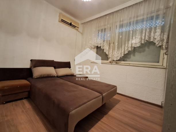 Тристаен панелен апартамент за продажба, с отделна Г-образна кухня, в кв. Възраждане 1, Варна, в близост до Комина