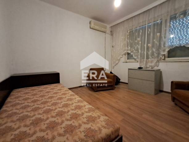 Тристаен панелен апартамент за продажба, с отделна Г-образна кухня, в кв. Възраждане 1, Варна, в близост до Комина