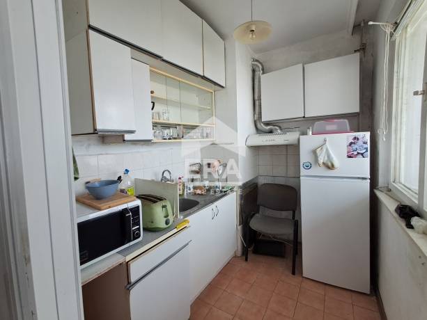 Тристаен панелен апартамент за продажба, с отделна Г-образна кухня, в кв. Възраждане 1, Варна, в близост до Комина