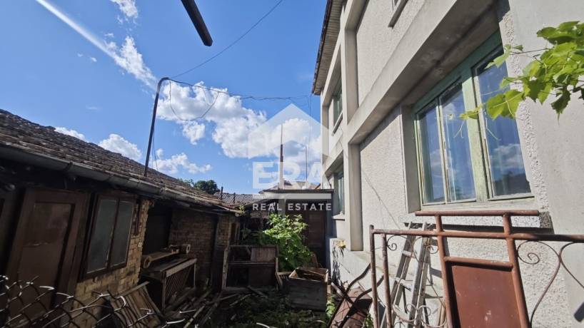 ЕКСКЛУЗИВНО! ЕРА ИмотиТе предлага за продажба ДВУЕТАЖНА ТУХЛЕНА КЪЩА в широкия център на гр. Попово.