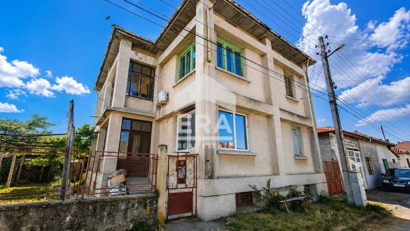 ЕКСКЛУЗИВНО! ЕРА ИмотиТе предлага за продажба ДВУЕТАЖНА ТУХЛЕНА КЪЩА в широкия център на гр. Попово.