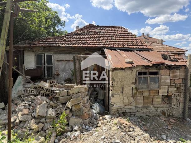 Равен парцел с къща в централната част на гр. Дебелец, В. Търново