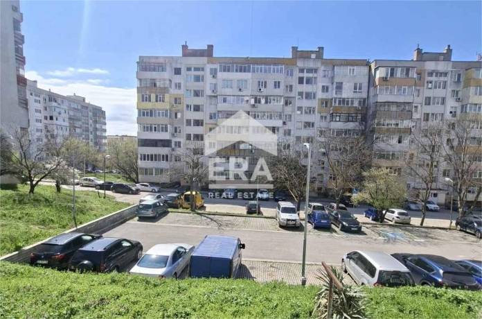 Тристаен апартамент в кв. Възраждане 2 град Варна.