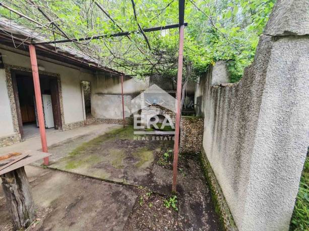 ЕКСКЛУЗИВНО! ЕРА Дръстър предлага за продажба вила с голям двор в живописното село Ветрен!