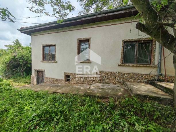 ЕКСКЛУЗИВНО! ЕРА Дръстър предлага за продажба вила с голям двор в живописното село Ветрен!