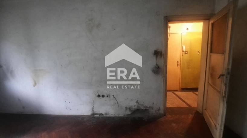 ERA Фамилия предлага двустаен тухлен апартамент за основен ремонт в Западен парк