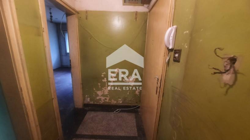 ERA Фамилия предлага двустаен тухлен апартамент за основен ремонт в Западен парк