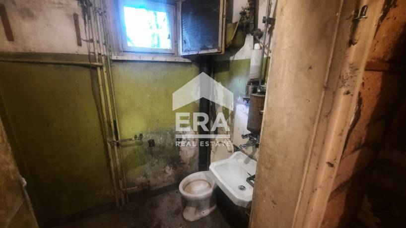 ERA Фамилия предлага двустаен тухлен апартамент за основен ремонт в Западен парк