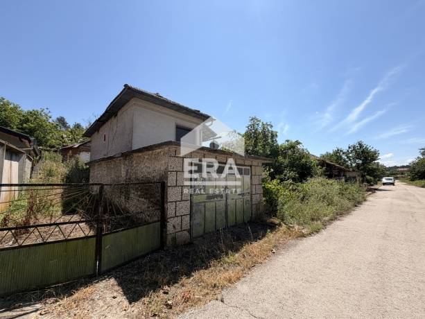 ЕКСКЛУЗИВНО! ЕРА Дръстър предлага за продажба двуетажна тухлена къща с просторен двор в центъра на село Ситово – само на 25 км от гр. Силистра!