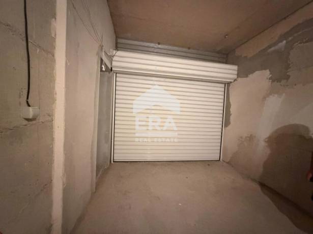 ГАРАЖ за продажба в сутерена на жилищна сграда на улица Андрей Сахаров, Варна.